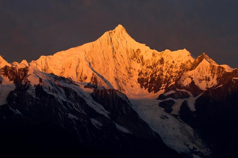 梅里雪山——寒威千里望，玉立雪山崇